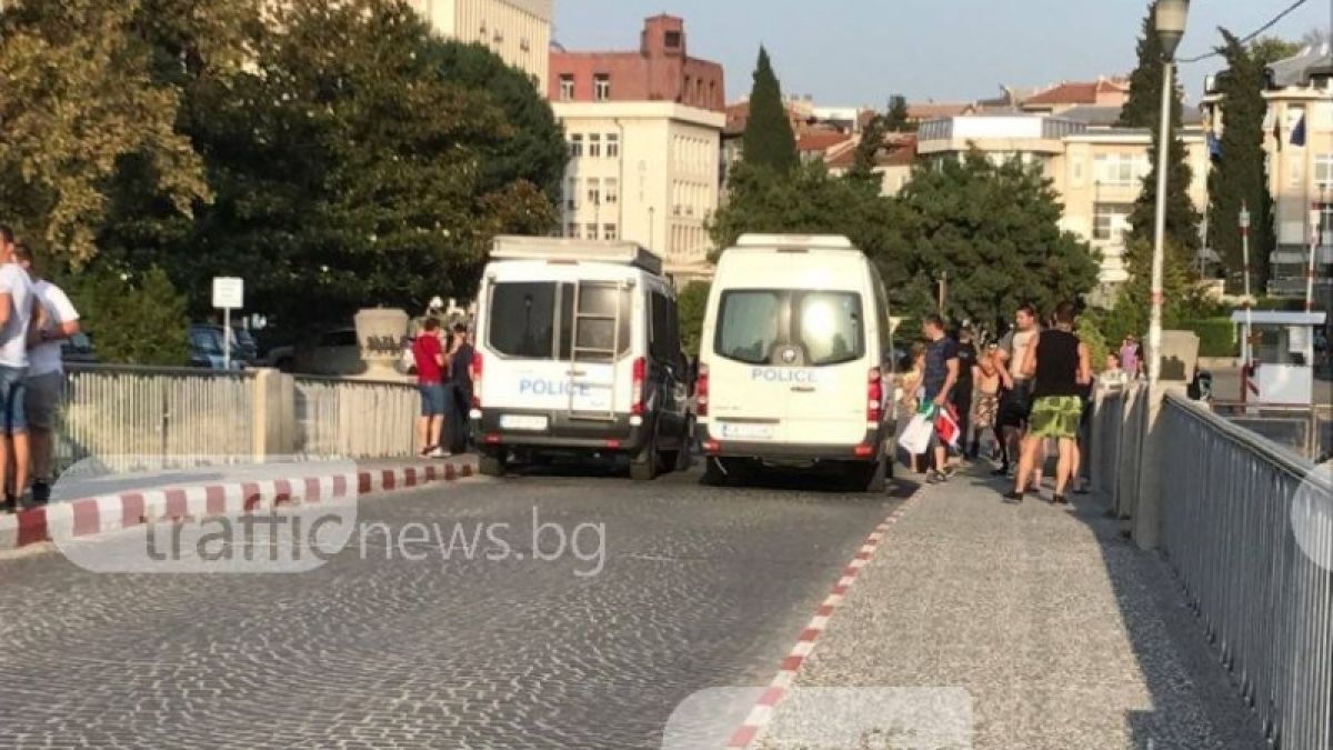Протестът в Асеновград започна при драконовски мерки (СНИМКИ)