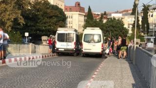 Протестът в Асеновград започна при драконовски мерки (СНИМКИ)
