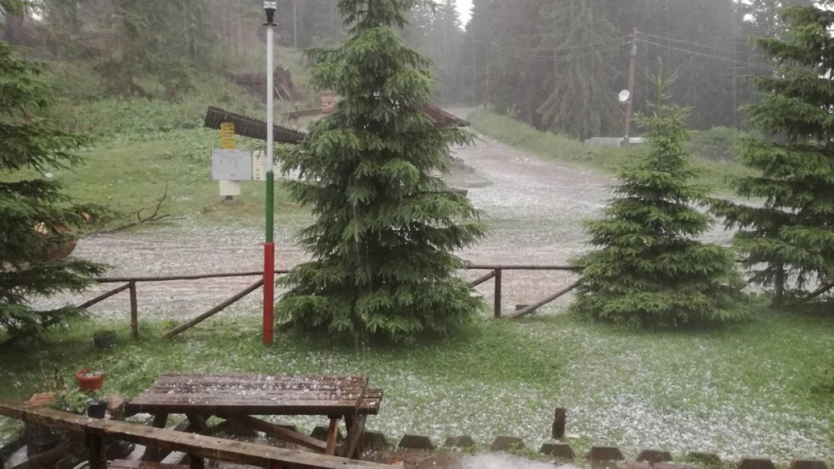 Първи СНИМКИ от хижа Ком след мощната градушка