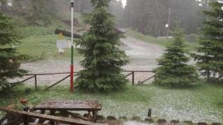 Първи СНИМКИ от хижа Ком след мощната градушка
