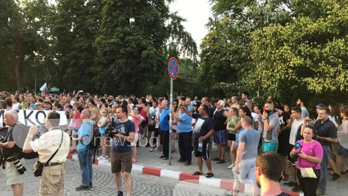 Жандармерията спря щурма на над 10 000 души към ромската махала, напрежението в Асеновград ескалира