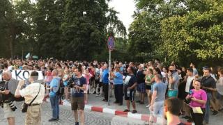 Жандармерията спря щурма на над 10 000 души към ромската махала, напрежението в Асеновград ескалира