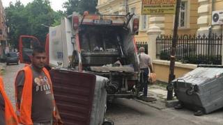 Екшън в Бургас! Нападнаха служители на сметосъбираща фирма (СНИМКА)