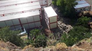 Стовариха десетки фургони в Айтос, местните се чудят какво се случва (СНИМКИ)