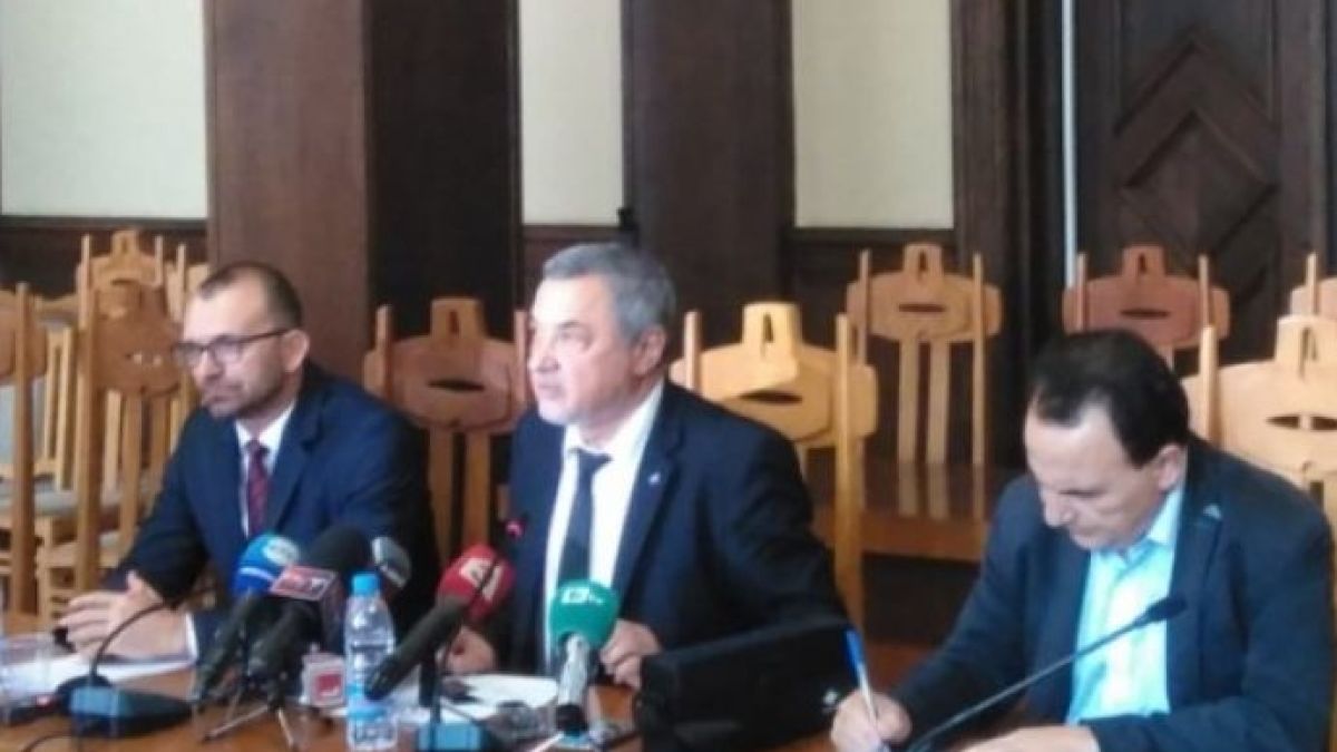 Симеонов изригна заради етническото напрежение в Асеновград и бургаската мутра, вееща българското знаме