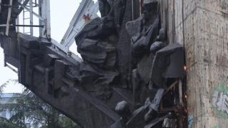 Какво остана от грозния паметник пред НДК? (СНИМКА)