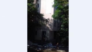КОШМАР В БЛАГОЕВГРАД! Ураганен вятър оголи саниран блок, заваля мазилка