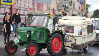 Възрастен германец пропътува близо 2000 км. с 57-годишен трактор (СНИМКИ/ВИДЕО)