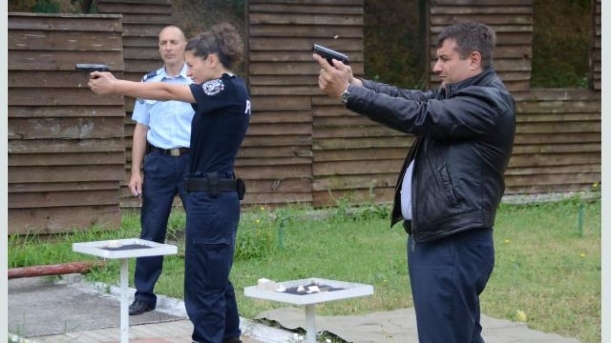 Кръшна полицайка с ослепителна фигура надстреля колегите си на турнир 