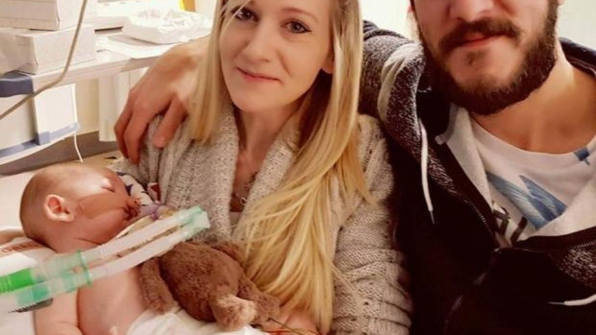 Случаят с бебето Чарли Гард: Забраниха на родителите му да го лекуват, намеси се дори и Тръмп, но дали то ще оживее?