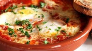 На бас, че такава манджичка не сте пробвали, а е адски вкусна: Доматена каша с цели яйца