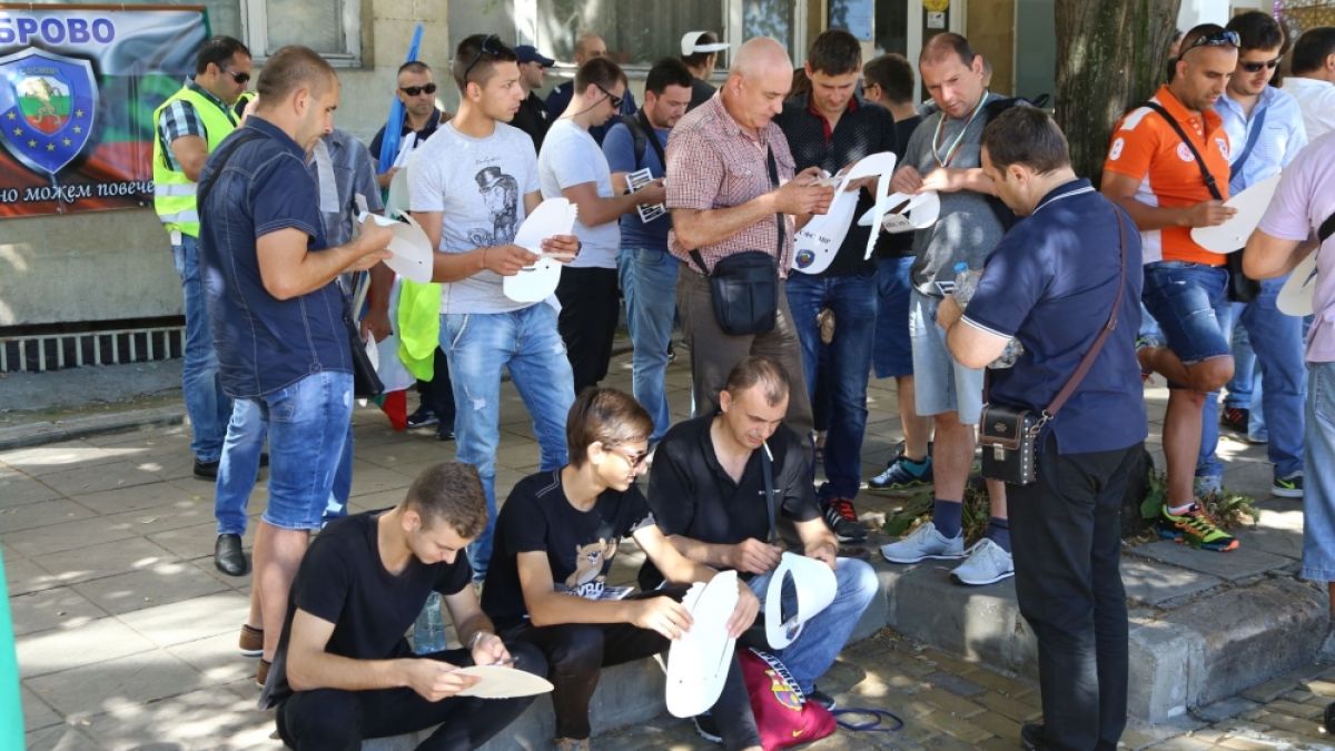 Полицаите се събраха за протеста, той ще закъснее с 40 минути, причината е... (СНИМКИ)