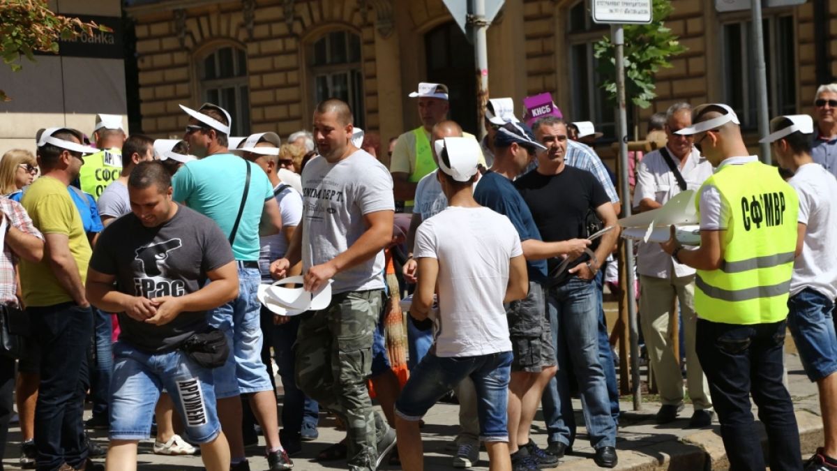 Полицаите на протеста: Не подлежи на преговори искането ни за заплатите, но... (СНИМКИ/ВИДЕО)
