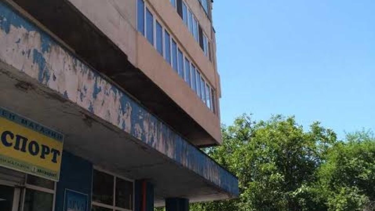 Извънредно! Жена заплашва да скочи от покрива на „Краставицата” в Бургас