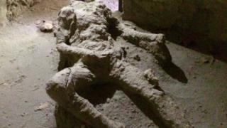 СНИМКА на мастурбиращ мъж от древен Помпей предизвика фурор в социалните мрежи 