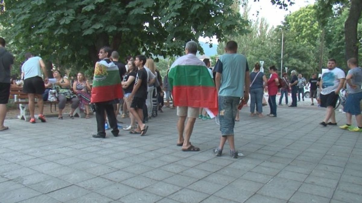 Протестите в Асеновград продължават с пълна сила, първите ромски коптори падат до дни