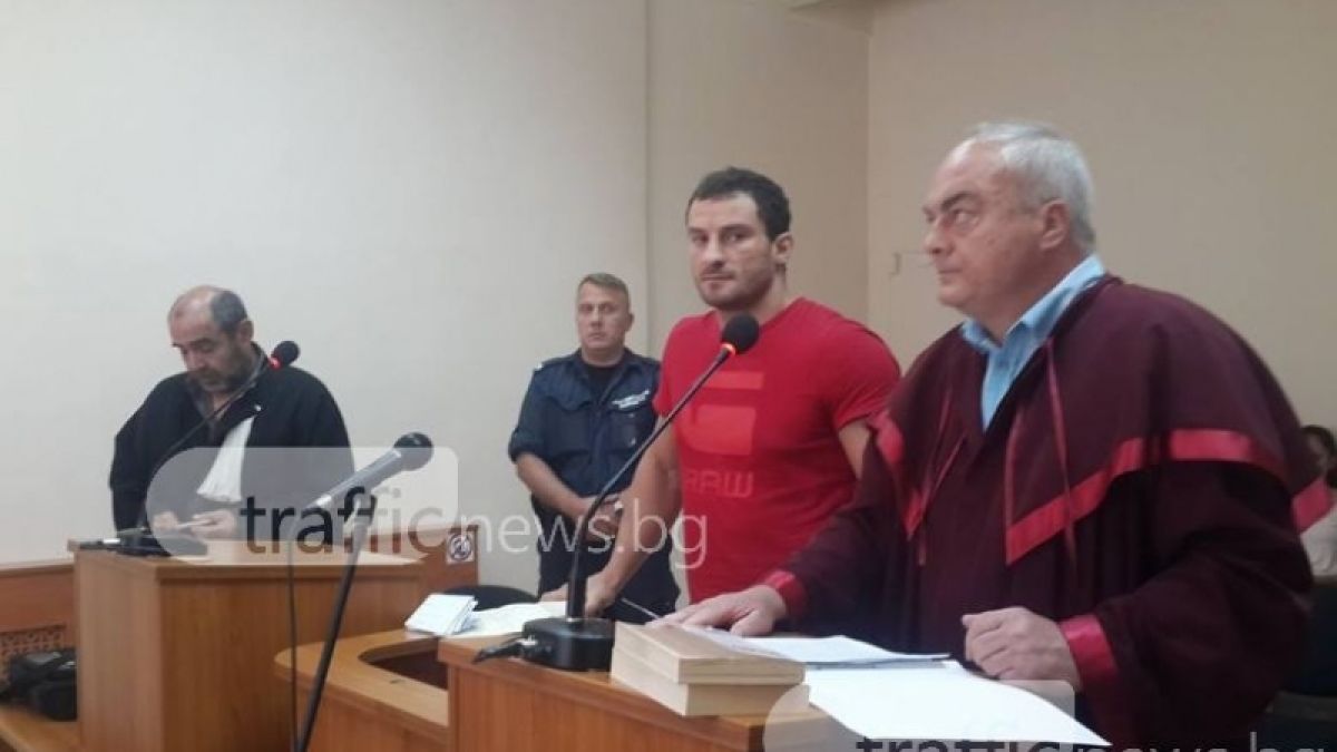 Перата се перчи в съда, негови близки опитаха да изхвърлят репортерите от залата (СНИМКИ)