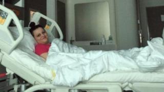 Първо умира сестрата, след нея от мъка издъхва и бащата, сега Гери се бори за живота си с много тежка диагноза 