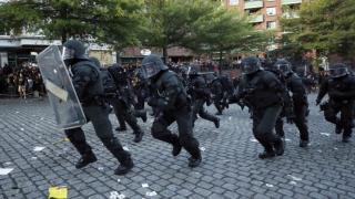 Поне 76 полицаи са ранени при сблъсъци с крайнолеви демонстранти в Хамбург