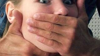 Вижте гнусния английски педофил, който се гаври брутално с момиченца по асансьори на Слънчака (СНИМКА)