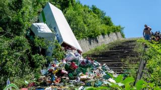 Брутална катастрофа с ТИР до язовир Бебреш, шофьорът се измъкнал след 2 часа от машината (СНИМКИ)