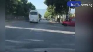 Ужас в Пловдив! Претъпкан автобус шпори с близо 100 км/ч (ВИДЕО)