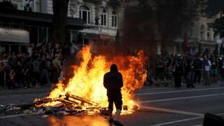 Близо 200 полицейски служители са ранени при протестите в Хамбург