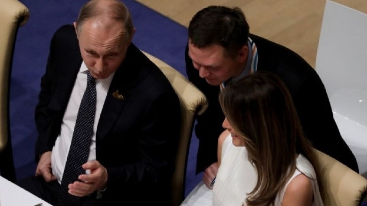 Всички се питат: Какво си говорят толкова сладко Путин и Мелания? Къде е Тръмп? (СНИМКА/ВИДЕО)