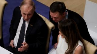 Всички се питат: Какво си говорят толкова сладко Путин и Мелания? Къде е Тръмп? (СНИМКА/ВИДЕО)