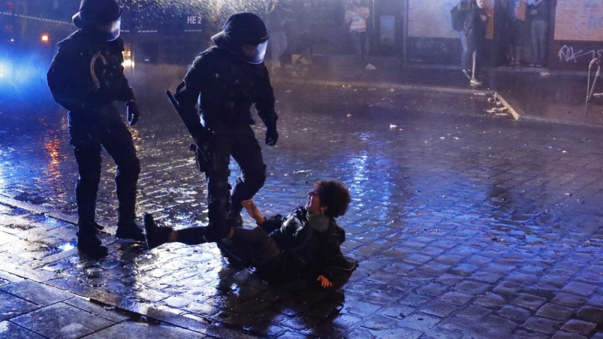 Поредна размирна нощ в Германия: В Хамбург е като след война (СНИМКИ)