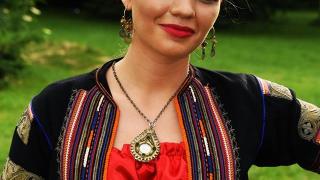 Тази красива българка впечатли всички с родолюбието си, облече носия и я показа на... (СНИМКИ)