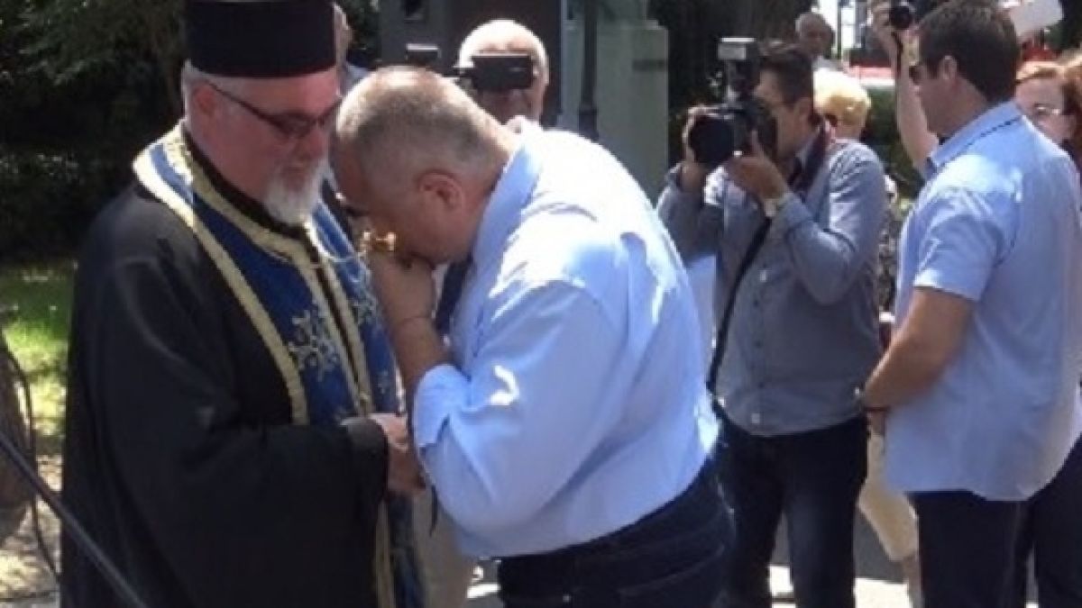 Ето кой е фен № 1 на Бойко Борисов в бургаското духовенство - пали свещ и се моли за здраве му