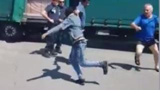Нагъл мигрант се промъкна в камиона на лют български тираджия и направи най-голямата грешка в живота си (УНИКАЛНО ВИДЕО)