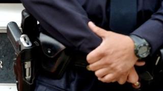 Само един ням свидетел видя как ченге прави секс с брюнетка върху капака на патрулка, но униформеният бе уволнен (СНИМКИ 18+) 