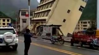 Сграда рухва заради проливните дъждове ( ЗРЕЛИЩНО ВИДЕО)