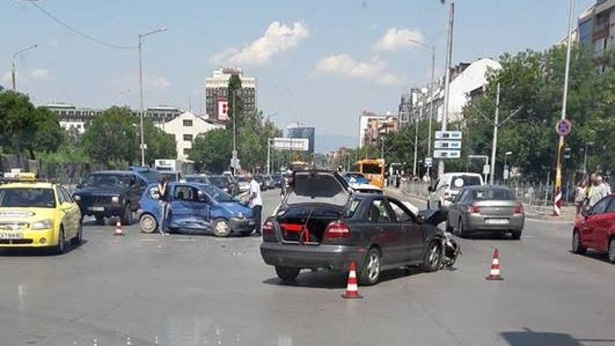 Първо в БЛИЦ: Ексклузивно ВИДЕО от каръшка катастрофа в София