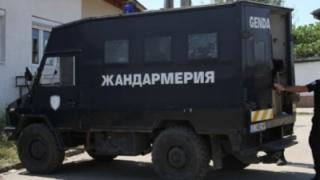  Два камиона с жандармерия и полиция нахлуха в ромския квартал на Дупница