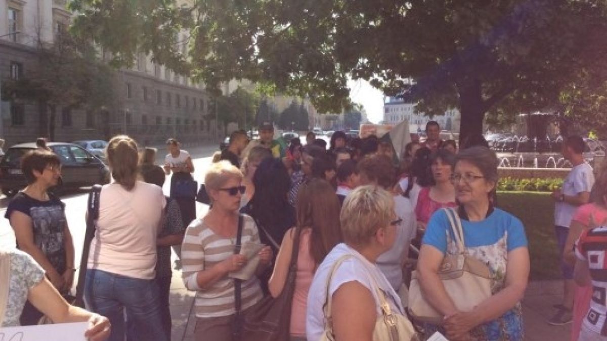 Недоволни служители на „Пикадили” отново гневно протестират заради забавени заплати (СНИМКИ/ВИДЕО)