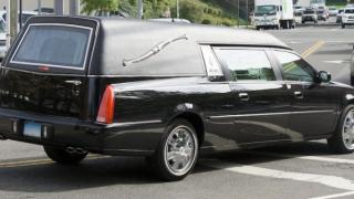 Няма празно: Предприемчив търговец си докара 300 кила кайсии с катафалка