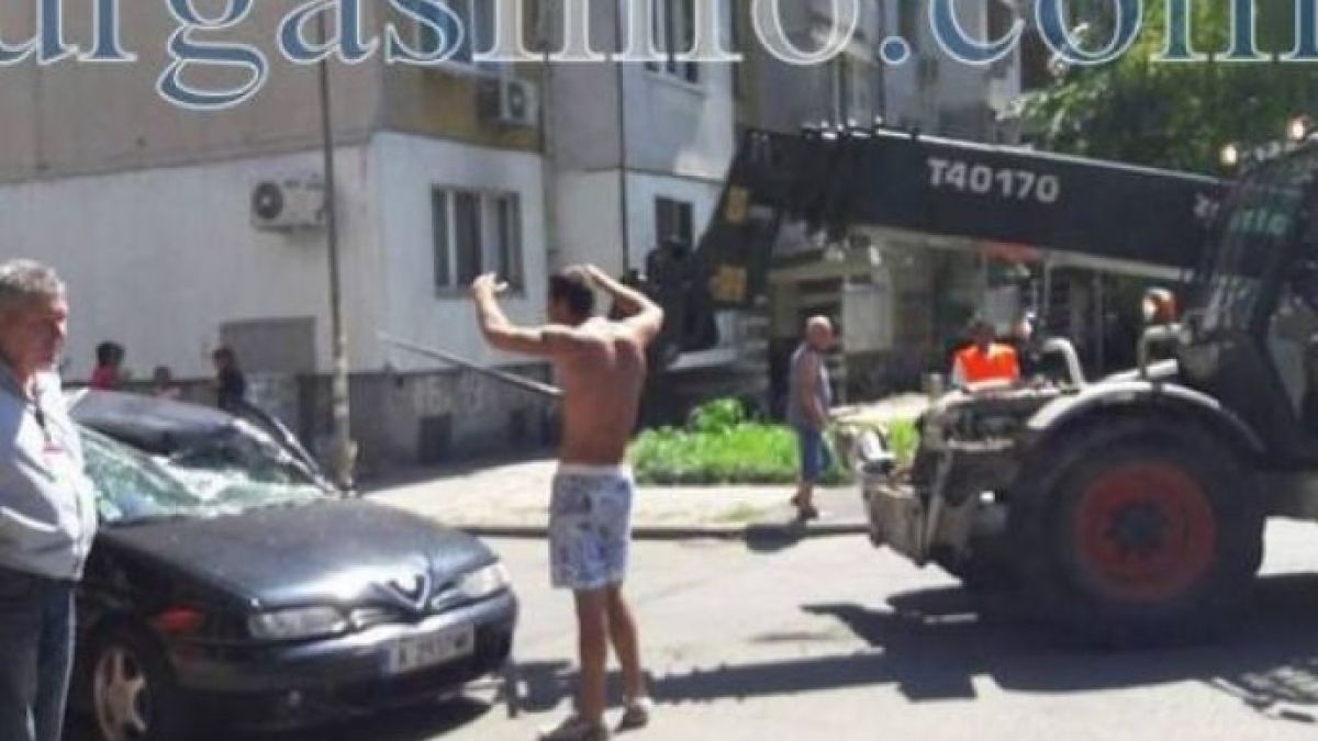 Зрелищна катастрофа в Бургас! Багер наниза на вилицата си кола със семейство (СНИМКИ)