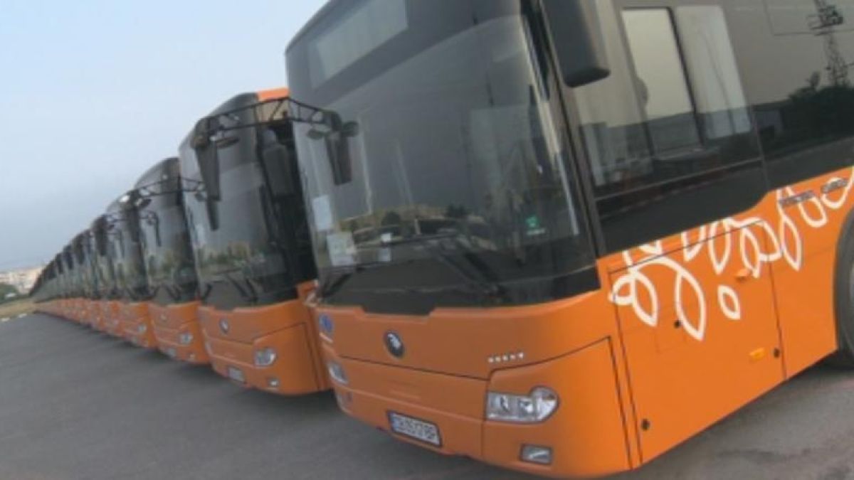 Шок: Столичанин си разходи патката в автобус 102 (СНИМКА)