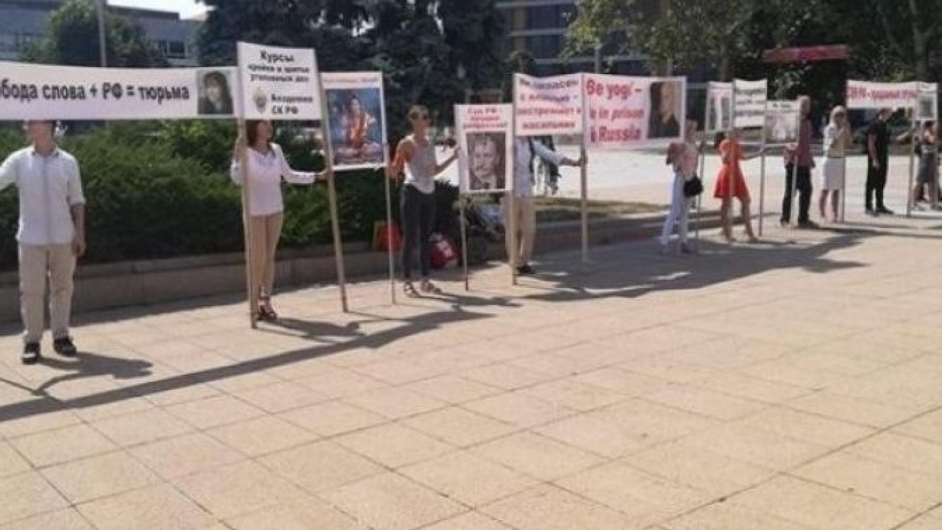 Напрежение в Бургас заради руския секс гуру! Негови последователи от цял свят излязоха на площада и... (СНИМКИ)