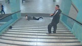 Извънредно! Арестуваха мургавия агресор, размазал с един ритник младеж в берлинското метро! Вижте кой е хулиганът (ВИДЕО)