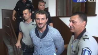 Даже и в съда Перата не спира да скандализира (ВИДЕО)