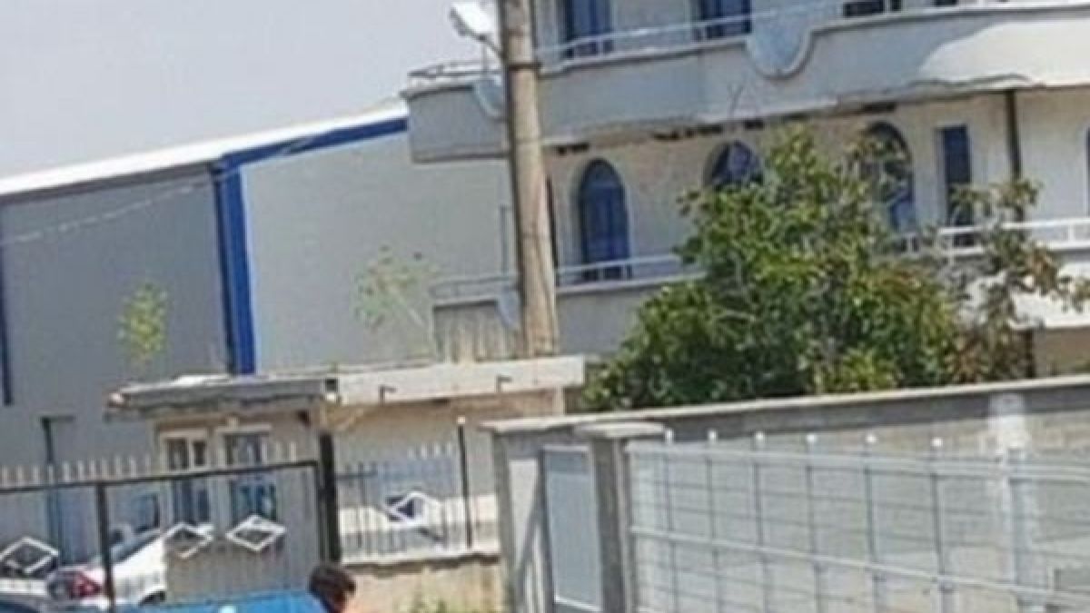 Шок и ужас в Асеновград: Гол мъж си развява патлака на Околовръстното (СНИМКИ 18+)  