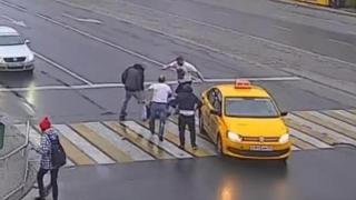 Кретен наби момиче на пешеходна пътека, но попадна на по-едър бияч от себе си (ВИДЕО)