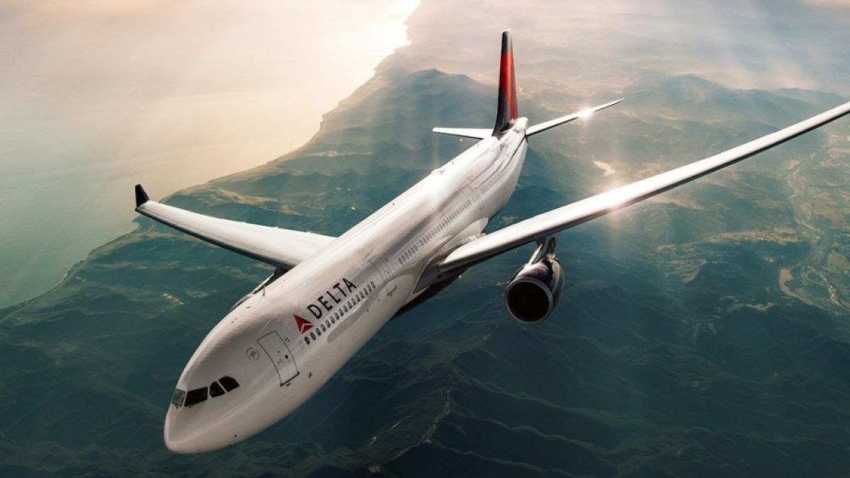 Екшън във въздуха: В Delta Air Lines не се церемонят с пияните пътници скандалджии, а направо ги трупясват