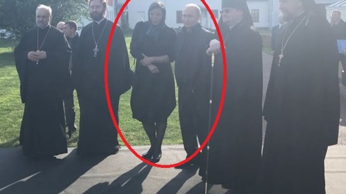 Разкриха името на неизвестната дама, която излезе от джипа на Путин при посещението му в прочут манастир (СНИМКИ)