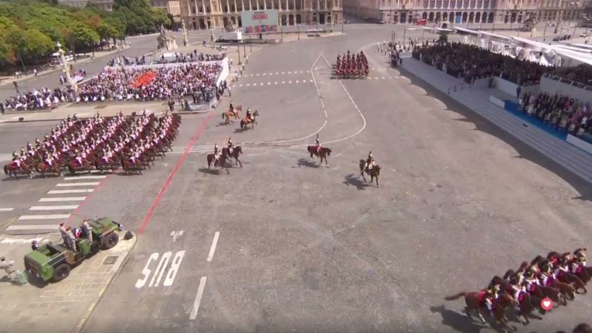 НА ЖИВО от уникалния военен парад в Париж! Всичко се случва под зорките погледи на Тръмп и Макрон. За първи път...