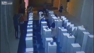 Жена съсипа ценности за $200 000... заради селфи (ВИДЕО)